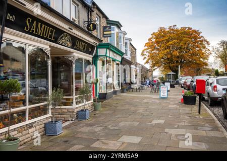 UK, County Durham, Teesdale, Middleton in Teesdale, Horsemarket, café und Geschäfte mit originalen, altmodischen Fassaden Stockfoto