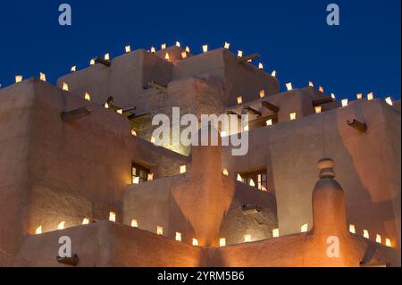 Lehmwände und Luminariakerzen im Inn and Spa at Loretto am Abend. Santa Fe. New Mexico, USA Stockfoto