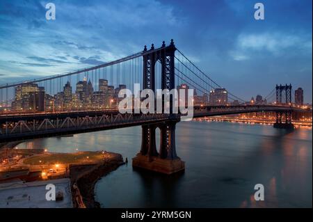 Aus der Vogelperspektive von Brooklyn in der Abenddämmerung. Manhattan und Brooklyn Bridge und Lower Manhattan. New York City. USA. Stockfoto