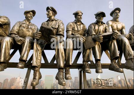 Eisenarbeiter-Skulptur von Sergio Furnari und Blick auf New York City. Long Island City. Queens. New York City. USA. Stockfoto