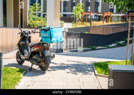 Prag, Tschechische republik - 2. Mai 2024: Wolt-Kurier mit Motorroller im Wohngebiet von Prag. Wolt ist eine App, um Essen zu entdecken und zu bekommen Stockfoto