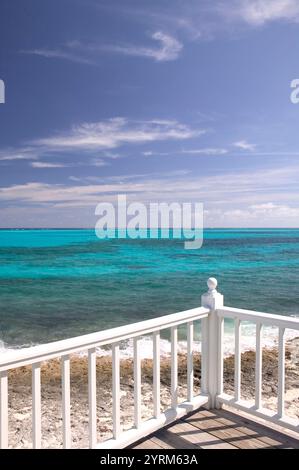 Bahamas, Abacos, Loyalist Cays, man O war Cay: Veranda mit Blick auf den Atlantischen Ozean Stockfoto