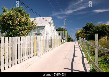 Bahamas, Abacos, Loyalist Cays, man O war Cay: Town Street Stockfoto