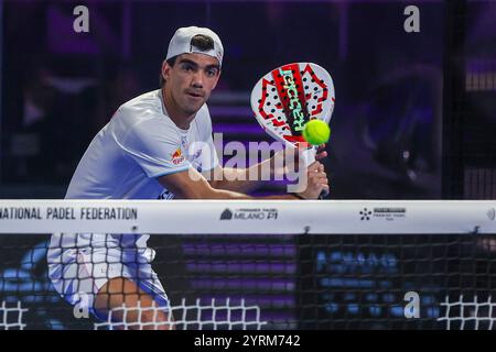 Mailand, Italien. Dezember 2024. Juan Lebron (ESP) im Spiel von Milano Premiere Padel P1 zwischen Martin Di Nenno (ARG)/Juan Lebron (ESP) gegen Daniel Santigosa Sastre (ESP)/Miguel Lamperti (ARG) in der Allianz Cloud Arena Credit: dpa/Alamy Live News Stockfoto