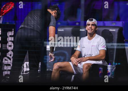 Mailand, Italien. Dezember 2024. Juan Lebron (ESP) reagiert während des Padel P1-Spiels von Milano Premiere zwischen Martin Di Nenno (ARG)/Juan Lebron (ESP) gegen Daniel Santigosa Sastre (ESP)/Miguel Lamperti (ARG) in der Allianz Cloud Arena Credit: dpa/Alamy Live News Stockfoto