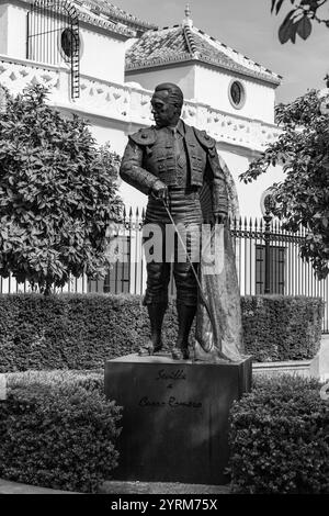 Sevilla, Spanien – 24. FEBRUAR 2022: Die Bronzestatue von Francisco Romero Lopez, einem spanischen Stierkämpfer, bekannt als Curro Romero außerhalb der Stierkampfarena des Stockfoto