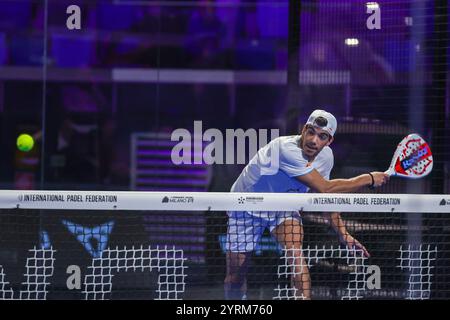 Mailand, Italien. Dezember 2024. Juan Lebron (ESP) im Spiel von Milano Premiere Padel P1 zwischen Martin Di Nenno (ARG)/Juan Lebron (ESP) gegen Daniel Santigosa Sastre (ESP)/Miguel Lamperti (ARG) in der Allianz Cloud Arena Credit: dpa/Alamy Live News Stockfoto