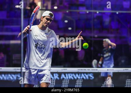 Mailand, Italien. Dezember 2024. Juan Lebron (ESP) feiert während des Padel P1-Spiels von Milano Premiere zwischen Martin Di Nenno (ARG)/Juan Lebron (ESP) gegen Daniel Santigosa Sastre (ESP)/Miguel Lamperti (ARG) in der Allianz Cloud Arena Credit: dpa/Alamy Live News Stockfoto