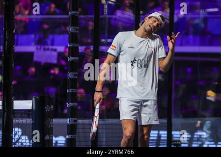 Mailand, Italien. Dezember 2024. Juan Lebron (ESP) reagiert während des Padel P1-Spiels von Milano Premiere zwischen Martin Di Nenno (ARG)/Juan Lebron (ESP) gegen Daniel Santigosa Sastre (ESP)/Miguel Lamperti (ARG) in der Allianz Cloud Arena Credit: dpa/Alamy Live News Stockfoto