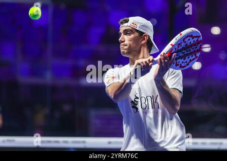 Mailand, Italien. Dezember 2024. Juan Lebron (ESP) im Spiel von Milano Premiere Padel P1 zwischen Martin Di Nenno (ARG)/Juan Lebron (ESP) gegen Daniel Santigosa Sastre (ESP)/Miguel Lamperti (ARG) in der Allianz Cloud Arena Credit: dpa/Alamy Live News Stockfoto