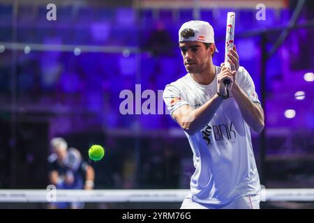 Mailand, Italien. Dezember 2024. Juan Lebron (ESP) im Spiel von Milano Premiere Padel P1 zwischen Martin Di Nenno (ARG)/Juan Lebron (ESP) gegen Daniel Santigosa Sastre (ESP)/Miguel Lamperti (ARG) in der Allianz Cloud Arena Credit: dpa/Alamy Live News Stockfoto