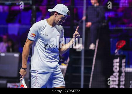 Mailand, Italien. Dezember 2024. Juan Lebron (ESP) feiert während des Padel P1-Spiels von Milano Premiere zwischen Martin Di Nenno (ARG)/Juan Lebron (ESP) gegen Daniel Santigosa Sastre (ESP)/Miguel Lamperti (ARG) in der Allianz Cloud Arena Credit: dpa/Alamy Live News Stockfoto