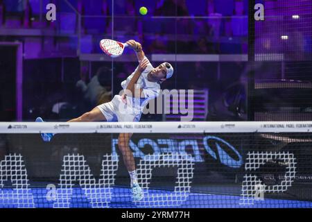 Mailand, Italien. Dezember 2024. Juan Lebron (ESP) im Spiel von Milano Premiere Padel P1 zwischen Martin Di Nenno (ARG)/Juan Lebron (ESP) gegen Daniel Santigosa Sastre (ESP)/Miguel Lamperti (ARG) in der Allianz Cloud Arena Credit: dpa/Alamy Live News Stockfoto