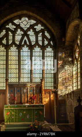 Vereinigtes Königreich, County Durham, Romaldkirk, St. Romald’s Church, Inneres, Licht durch das Fenster auf den Altar Stockfoto