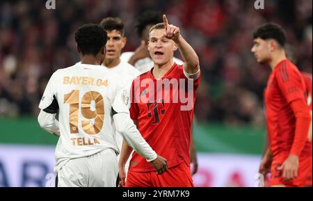 MÜNCHEN, DEUTSCHLAND - 03. DEZEMBER: Joshua Kimmich von Bayern München gibt seinem Team beim Achtelfinale des DFB-Pokalspiels zwischen dem FC Bayern München und Bayer 04 Leverkusen am 03. Dezember 2024 in der Allianz Arena in München Anweisungen. © diebilderwelt / Alamy Stock Stockfoto