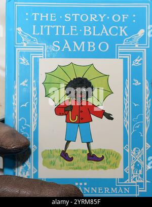 The Story of Little Black Sambo war ein Kinderbuch, das von der schottischen Autorin Helen Bannerman geschrieben und illustriert wurde und im Oktober 1899 von Grant Richards veröffentlicht wurde. Kritiker dieser Zeit beobachteten, dass Bannerman einen der ersten schwarzen Helden in der Kinderliteratur präsentiert und betrachteten das Buch als positiv, die schwarzen Charaktere sowohl im Text als auch im Bild darstellten, besonders im Vergleich zu Büchern jener Zeit, die Schwarze als einfach und unzivilisiert darstellten Stockfoto