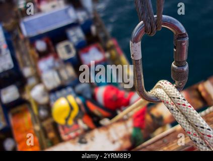 Seilzugangsarbeiter auf Ölplattform Abseilen am Seil Stockfoto