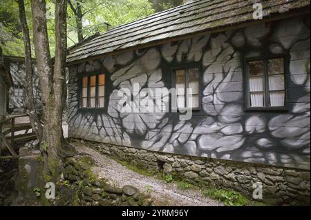 Franja Partisan Hospital Museum (tatsächlich geheimes Partisanenkrankenhaus, das von der Deutschen Armee 1943–1945 nie entdeckt wurde) Camoflagierte Gebäude aus der Zeit des 2. Weltkriegs. Cerkno. P Stockfoto