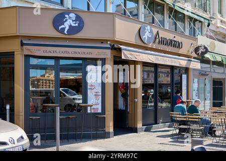 Marseille. Frankreich - 4. Dezember 2024: Gäste entspannen sich vor Amorino Gelato Coffee und genießen ihre Desserts. Die Beschilderung und das Branding des Ladens sind sehr hoch Stockfoto