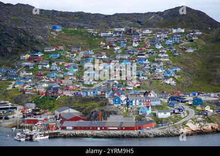 Farbenfrohe Häuser auf einem Hügel in Qaqortoq Grönland oberhalb des Hafens. Stockfoto
