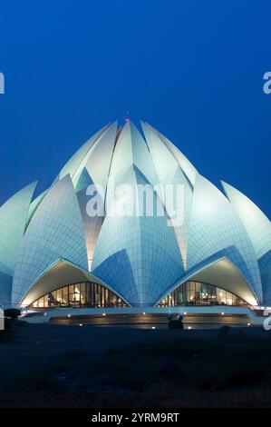Bahai-Tempel (* 1986) am Abend. Südost-Delhi. Delhi. Indien. Stockfoto