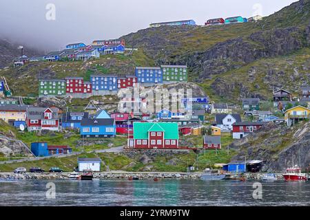 Farbenfrohe Häuser über dem Hafen im malerischen Qaqortoq Grönland Stockfoto