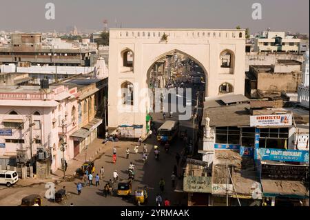 Stadttor zur Altstadt, Blick vom Charminar Tower. Hyderabad. Andhra Pradesh. Indien. Stockfoto