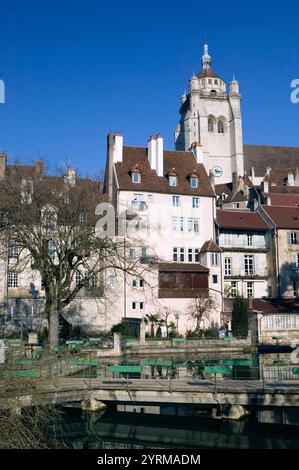 Blick auf die Stadt mit Collegiale Notre Dame Kirche (16. Jahrhundert) vom Canal Rhone au Rhin. Dole. Jura. Frankreich. Stockfoto