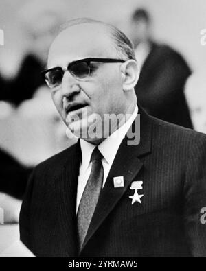 Todor Hristov Schiwkow (1911 ? 1998) war ein bulgarischer kommunistischer Politiker, der von 1954 bis 1989 erster Sekretär des Zentralkomitees der Kommunistischen Partei Bulgariens und von 1971 bis 1989 Präsident Bulgariens war. Während seiner Amtszeit war Bulgarien unter einem Einparteiensystem und eng mit der Sowjetunion verbunden. Stockfoto