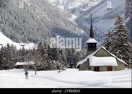 Kandertal - Stadtkirche Und Langläufer / Winter. Kandersteg. Bern. Schweiz. Stockfoto