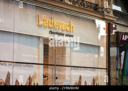 WIEN, ÖSTERREICH - 28. JULI 2021: Laderach Chocolatier Suisse Shop, der Chlocolate mit verschiedenen Geschmacksrichtungen verkauft Stockfoto