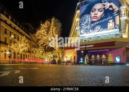 Paris, Frankreich - 1. Dezember 2024 : Blick auf die berühmte beleuchtete, gehobene Ladenkette Galeries Lafayette in Paris Frankreich Stockfoto