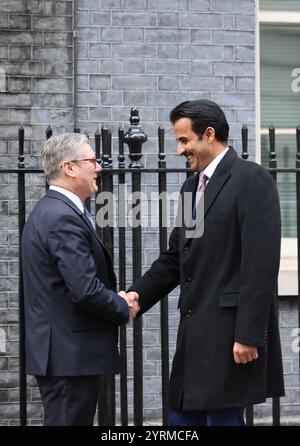 London, UK, 4. Dezember 2024. Premierminister Keir Starmer begrüßte den Emir von Katar, Scheich Tanim, in der Downing Street als Teil eines zweitägigen Staatsbesuchs in Großbritannien. Starmer begrüßte eine neue Partnerschaft zwischen den beiden Ländern, die 1000 hochqualifizierte Arbeitsplätze und weltweit führende Klimatechnologien-Zentren in Großbritannien und Katar schaffen wird. Kredit : Monica Wells/Alamy Live News Stockfoto