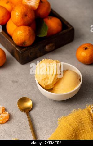 Kugeln mit natürlichem Mandarineneis Stockfoto