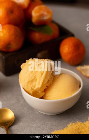 Kugeln mit natürlichem Mandarineneis Stockfoto