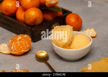 Kugeln mit natürlichem Mandarineneis Stockfoto