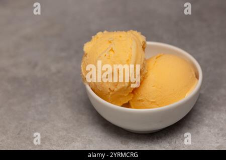 Kugeln mit natürlichem Mandarineneis Stockfoto