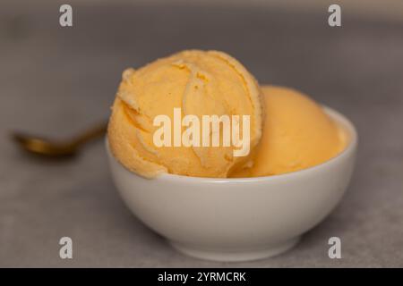 Kugeln mit natürlichem Mandarineneis Stockfoto