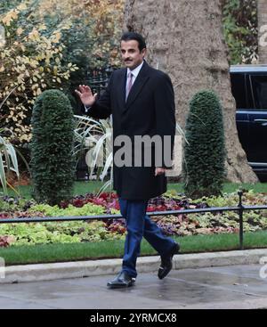 London, Großbritannien. Dezember 2024. Der Emir von Katar Sheikh Tamim bin Hamad Al Thani trifft am Mittwoch, den 4. Dezember 2024, in der Downing Street 10 ein, um den britischen Premierminister Keir Starmer in London zu treffen. Der Emir ist auf einem zweitägigen Staatsbesuch in Großbritannien. Foto: Hugo Philpott/UPI Credit: UPI/Alamy Live News Stockfoto