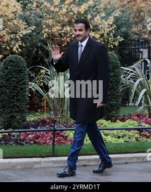 London, Großbritannien. Dezember 2024. Der Emir von Katar Sheikh Tamim bin Hamad Al Thani trifft am Mittwoch, den 4. Dezember 2024, in der Downing Street 10 ein, um den britischen Premierminister Keir Starmer in London zu treffen. Der Emir ist auf einem zweitägigen Staatsbesuch in Großbritannien. Foto: Hugo Philpott/UPI Credit: UPI/Alamy Live News Stockfoto