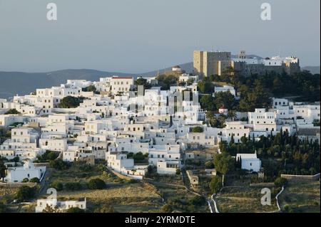 Blick auf die Stadt am Hügel und Kloster des Heiligen Johannes des Theologen (12. Jahrhundert). Sonnenuntergang. Hora. Patmos Island. Dodekanesisch. Griechenland Stockfoto