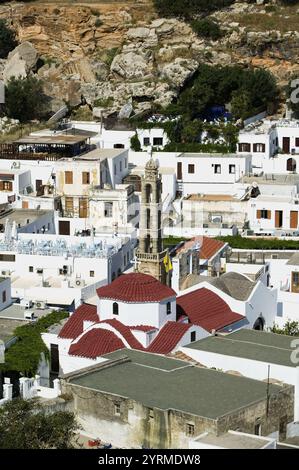 Blick auf die Stadt mit der Kirche Agia Panagia von der Akropolis von Lindos. Rhodos. Dodekanese, Griechenland Stockfoto