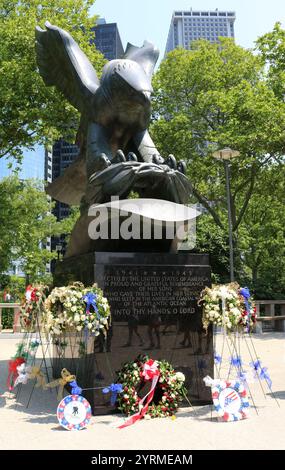 Das East Coast Memorial befindet sich am südlichen Ende des Battery Park. Dieses Denkmal ehrt die 4.601 vermissten amerikanischen Soldaten, die während des Zweiten Weltkriegs im Atlantik ihr Leben verloren, entworfen von der Architekturfirma Gehron und Seltzer. Auf der östlichen Seite des plaza ein monumentaler Bronzeadler, der von Albino Manca (1898–1976) geformt wurde. Stockfoto