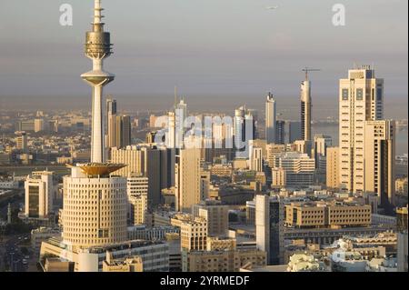 KUWAIT-Kuwait City: Aus der Luft über die Hilalli Street in Richtung Liberation Tower/Sunrise Stockfoto