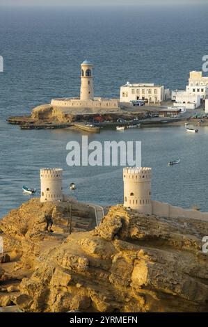 OMAN-Sharqiya Region-Sur: Türme von Al Ayajh Fort / Sur Bucht / späten Nachmittag Stockfoto