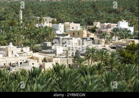 OMAN-Western Hajar Mountains-Nakhl: Fernsicht auf das Dorf Nakhl Stockfoto