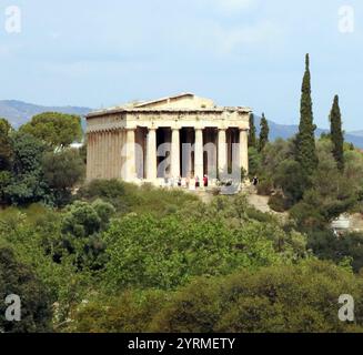 Der Tempel des Hephaistos oder Hephaestion ist ein dorischer peripteraler Tempel und befindet sich auf der nordwestlichen Seite der Agora von Athen, auf dem Hügel Agoraios Kolonos. Vom 7. Jahrhundert bis 1834 diente sie als griechisch-orthodoxe Kirche St. George Akamates. Archäologische Beweise deuten darauf hin, dass es kein früheres Gebäude an der Stätte gab, außer einem kleinen Heiligtum, das während der zweiten persischen Invasion Griechenlands 480 v. Chr. niedergebrannt wurde. Der Bau begann 449 v. Chr. und einige Wissenschaftler glauben, dass das Gebäude seit etwa drei Jahrzehnten nicht fertiggestellt wurde Stockfoto