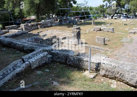 Epidaurus wurde 1988 in die Liste des UNESCO-Weltkulturerbes aufgenommen. Epidaurus war unabhängig von Argos und wurde bis zur Zeit der Römer nicht in Argolis aufgenommen. Mit seinem Nebengebiet bildete sie das kleine Gebiet Epidauria. Es wurde angeblich von dem Helden Epidaurus gegründet oder nach ihm benannt und war der Geburtsort von Apollos Sohn Asclepius, dem Heiler. Epidaurus ist vor allem für sein Heiligtum (Asklepion) und das Heiligtum des Asklepius bekannt. 5. Jahrhundert v. Chr Stockfoto