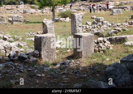 Epidaurus wurde 1988 in die Liste des UNESCO-Weltkulturerbes aufgenommen. Epidaurus war unabhängig von Argos und wurde bis zur Zeit der Römer nicht in Argolis aufgenommen. Mit seinem Nebengebiet bildete sie das kleine Gebiet Epidauria. Es wurde angeblich von dem Helden Epidaurus gegründet oder nach ihm benannt und war der Geburtsort von Apollos Sohn Asclepius, dem Heiler. Epidaurus ist vor allem für sein Heiligtum (Asklepion) und das Heiligtum des Asklepius bekannt. 5. Jahrhundert v. Chr Stockfoto