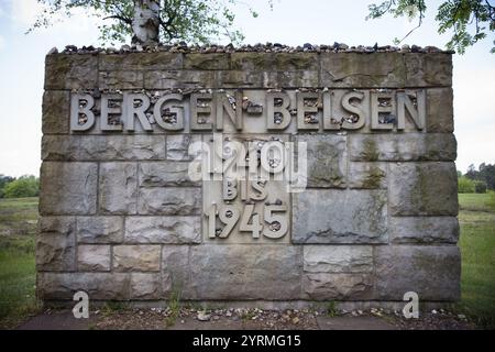 Deutschland, Niedersachsen, Bergen-Belsen KZ-Gedenkstätte für den 2. Weltkrieg, Schild Stockfoto